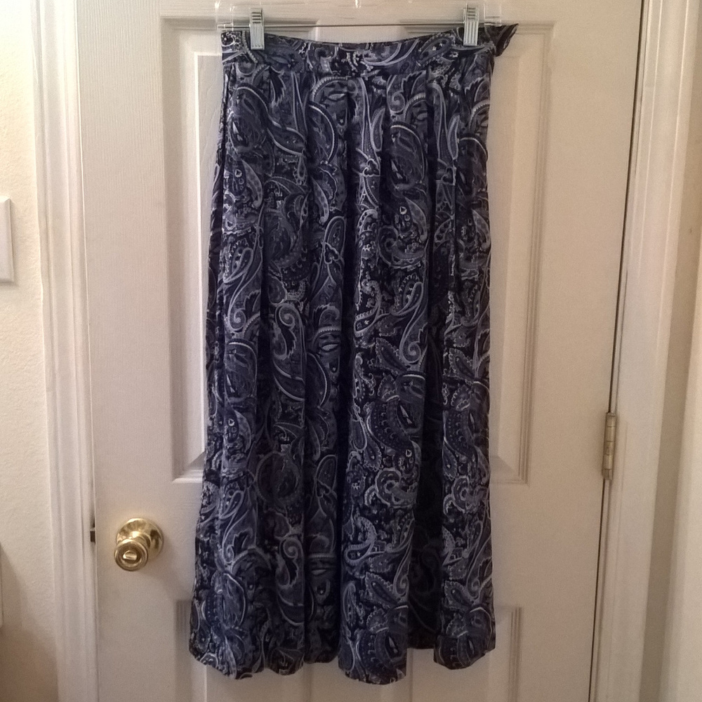 Liz Claiborne blue/white paisley maxi skirt size 6